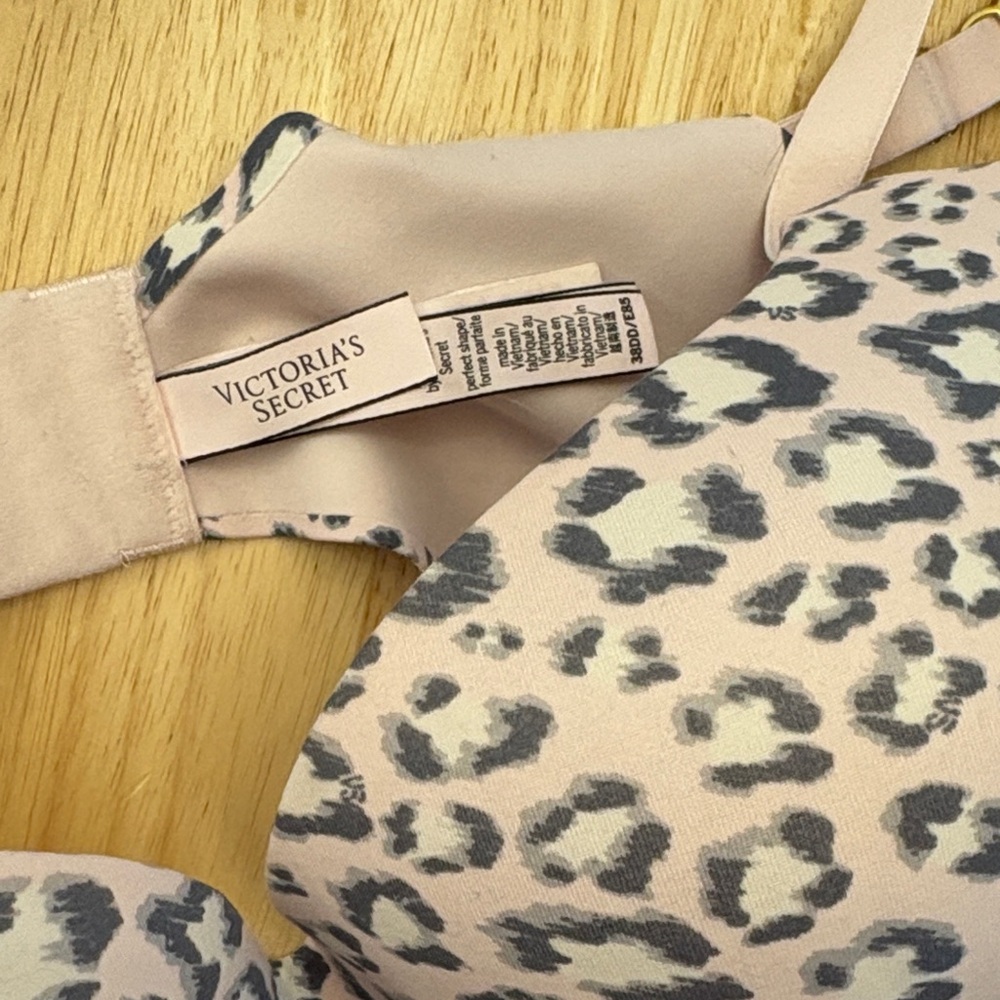 Victoria’s Secret Incredible 2 pack 38DD - Picture 2 of 5